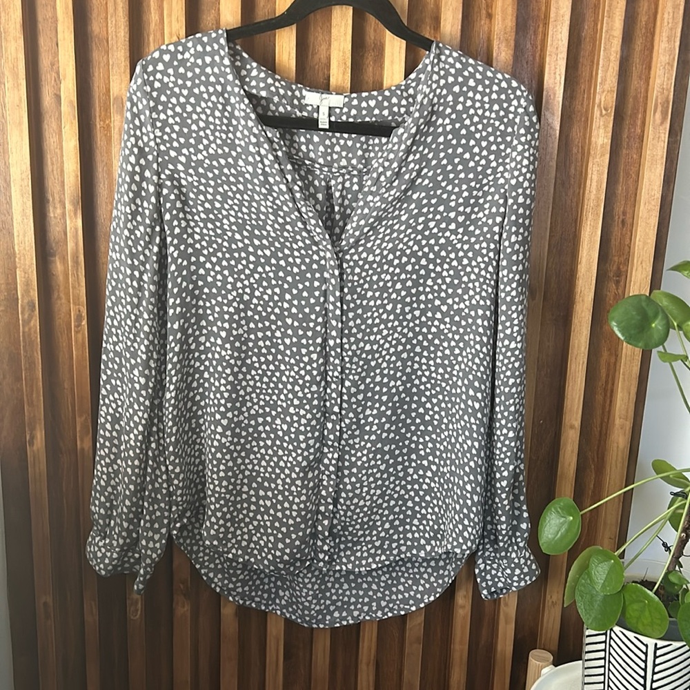 JOIE Moema 100% Silk Hidden Buttoned Front Blouse in Scattered Hearts. Size S